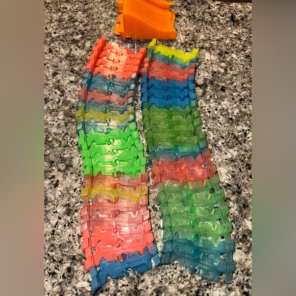 609 Magic Tracks Glow in the Dark Race Track Pieces. - Picture 2 of 6